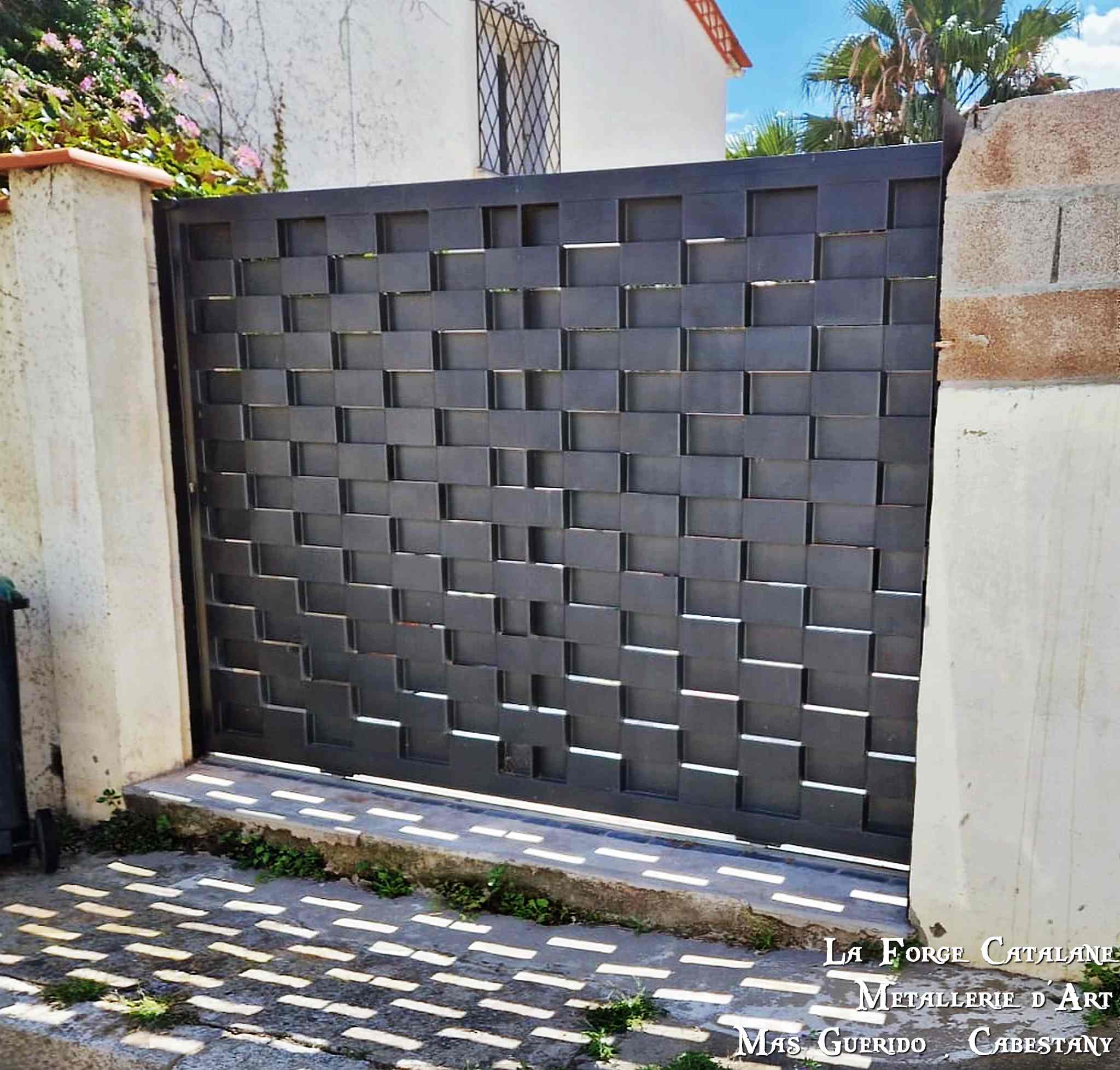 Portail tole pliee crenelage forge catalane 1.jpg